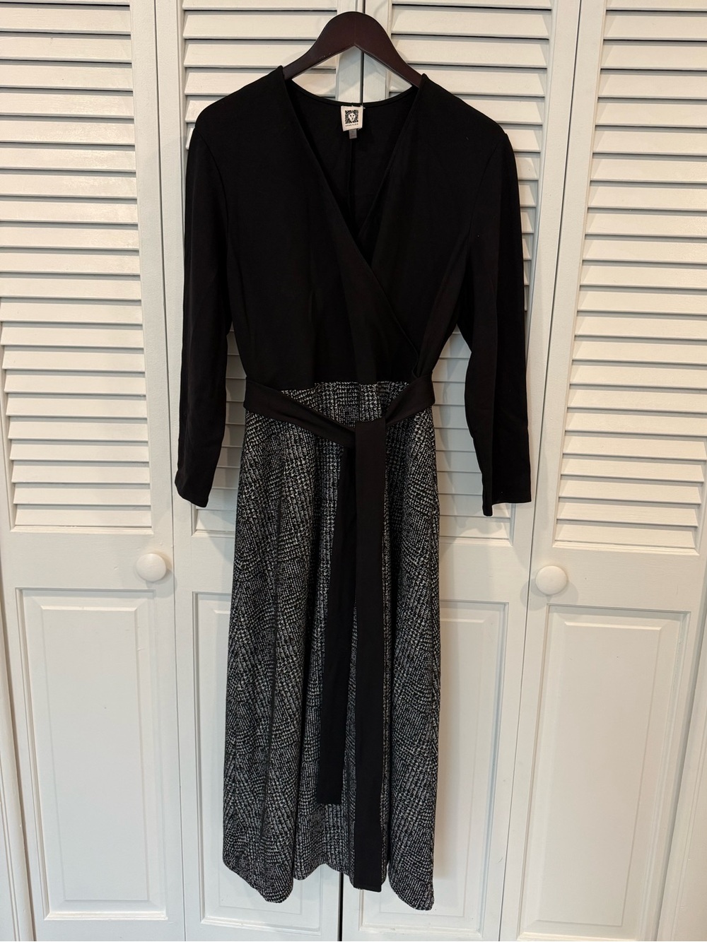Anne Klein V-Neck Black and Gray Long Sleeve Dress